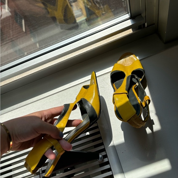 Nine West NWT yellow heels - Picture 4 of 8
